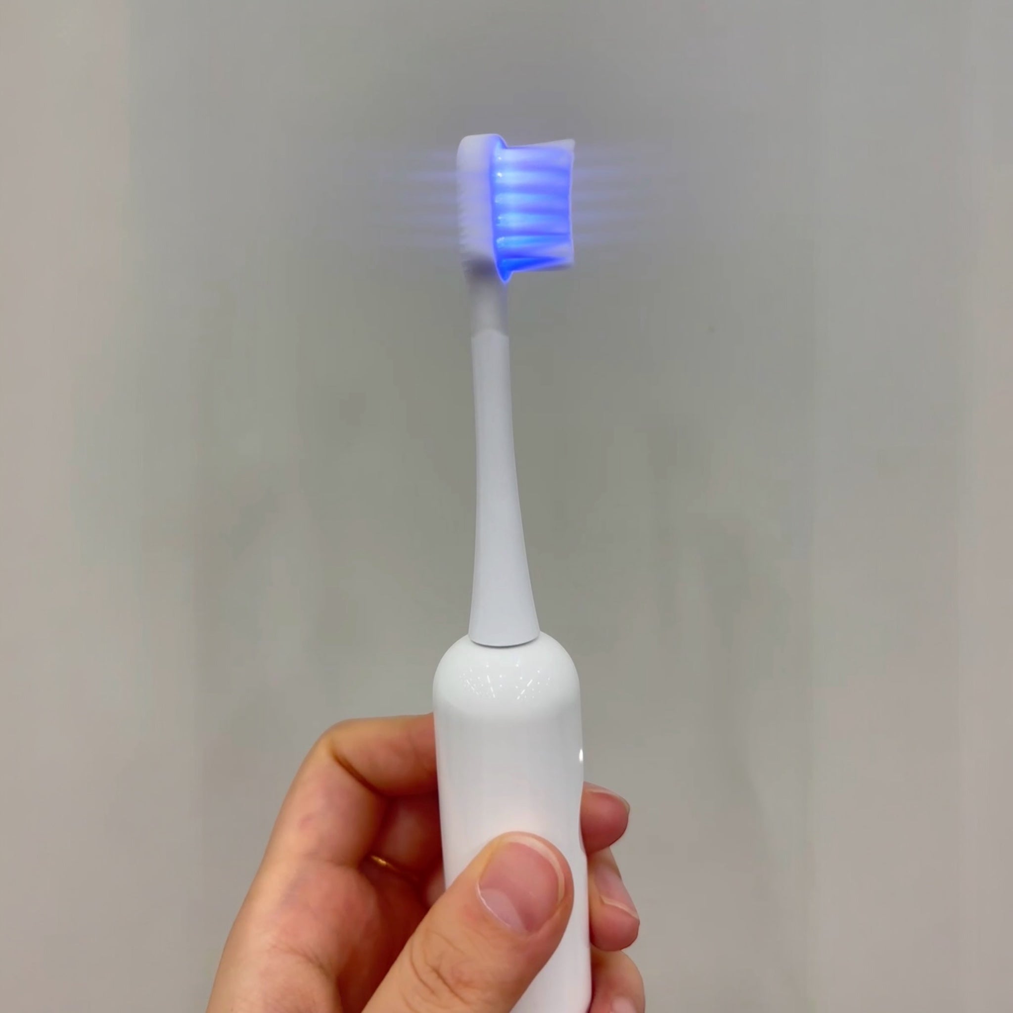 Avanceret Vibrosonic Tandbørste med tandblegende blåt lys – Effektiv tandpleje & tandblegning i Ét